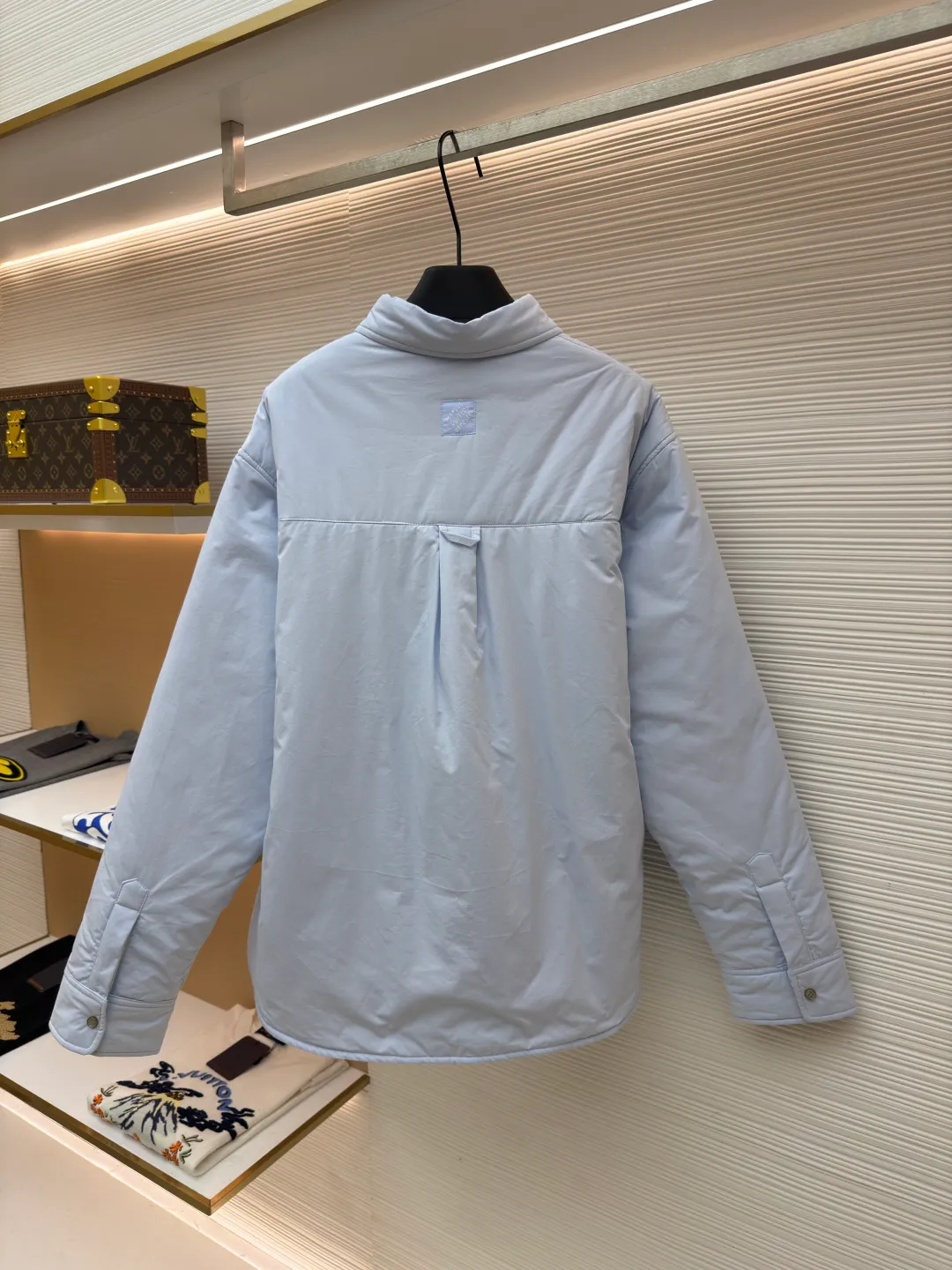LOUIS VUITTON SKI Ski Series Lightly padded cotton long-sleeved cotton jacket ●Original version: Purchased and developed by 22889 ●Item number: 1682102-B25 ●Fabric: 100% cotton fabric ●Technology: Positioned cutting machine ●Color: blue ●Version: fitted version ●Weight: about 810 grams ●Size: S-M-L-XL ●Description: This Louis Vuitton shirt-style jacket is made of high-count combed cotton blend fabric. It has been pre-washed and treated with water to achieve a soft and skin-friendly feel, while also giving the fabric anti-wrinkle and easy care properties. The body of the garment is filled with a thin layer of warm cotton using quilting technology. The stitches are fine and even and arranged in a regular rhombus pattern, which not only ensures warmth but also prevents cotton batting from clumping and shifting. The front pocket is inlaid with a first-layer cowhide embossed badge. The LV classic logo is combined with the shield-shaped outline and is made through a heat-pressing shaping process. The edges are polished smooth and burr-free. The placket uses natural horn buttons, which are double-fastened with metal snaps to increase durability. The shoulders and side seams use hemming stitching technology, and the lines are neatly and symmetrically routed. The overall cut is a loose shirt silhouette, and every splicing is precisely aligned, showing the brand's exquisite clothing craftsmanship and details. The overall wiring is straight and delicate, the fabric is comfortable and soft, and the color is consistent without color difference. It can be matched with the same style to create a fashionable look and control various occasions. Customized accessories, complete with three standards, same style for men and women!